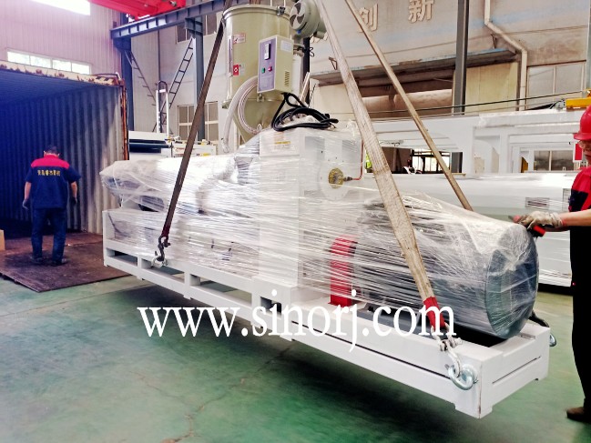 前幾天abs管材生產線，今天UV大理石板生產線，過兩天格柵板生產線裝柜裝柜發貨發貨